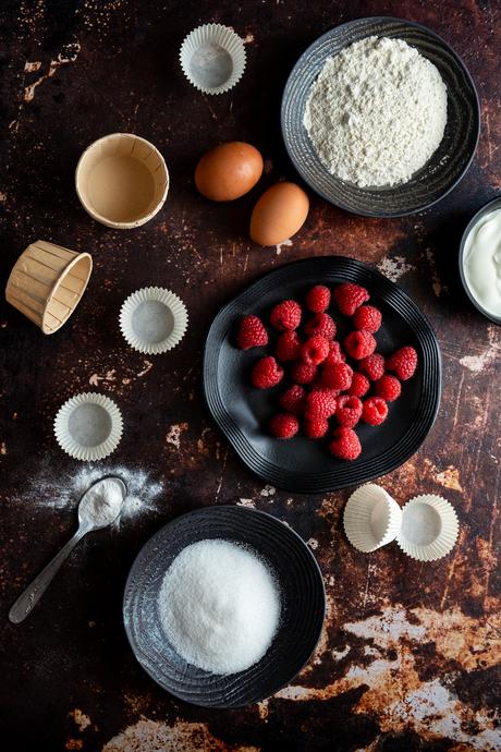 Petit gâteau yaourt framboise, à glisser dans tous les paniers gourmands ! ingrédients recette cuisine dessert framboise yaourt grec