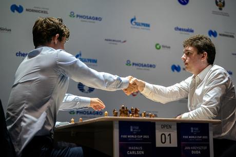 Jan-Krzysztof Duda bat le champion du monde des échecs Magnus Carlsen