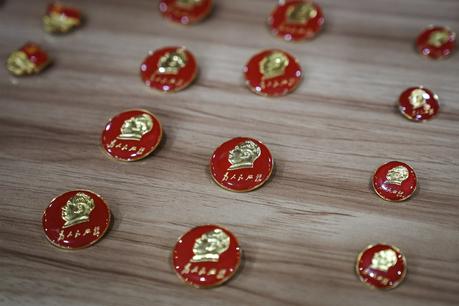 Des badges de Mao Zedong sont vus dans la boutique de souvenirs de son ancienne résidence le 7 octobre 2020, à Wuhan, en Chine.