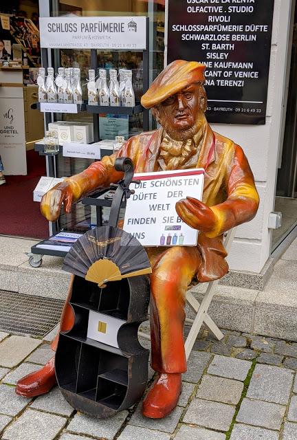 Bayreuth — Richard Wagner als Parfum-Verkäufer / Wagner en vendeur de parfums Bayreuth — Richard Wagner als Parfum-Verkäufer / Wagner en vendeur de parfums