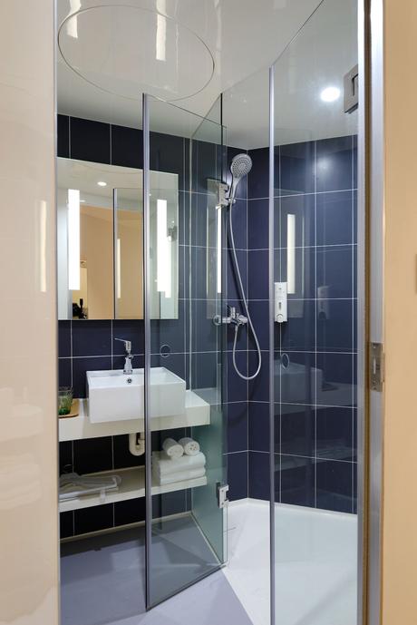 salle de bain connectée miroir intelligent carrelage bleu - blog déco - clem around the corner