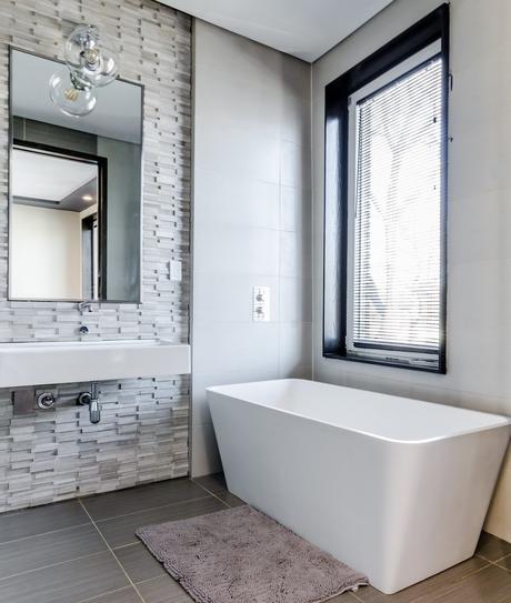 salle de bain connectée simple blanc gris hygge design - blog déco - clem around the corner
