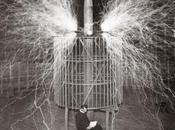 homme fait portrait incroyable Nikola Tesla utilisant l’électricité