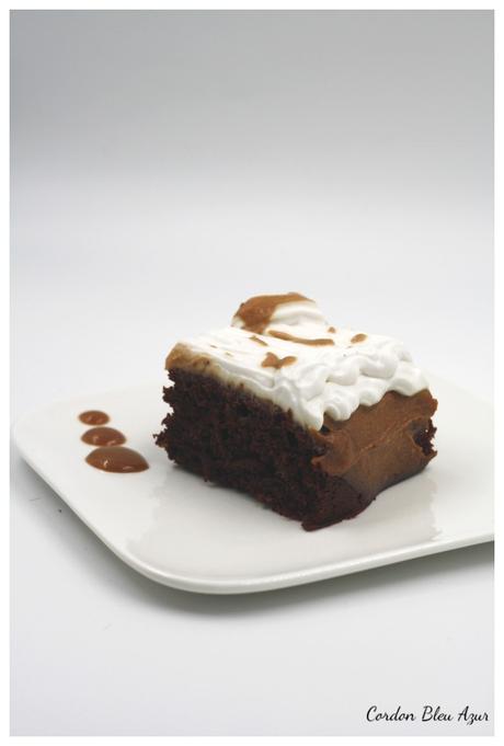 Poke cake chocolat coulis carambar et chantilly coco (sans gluten)