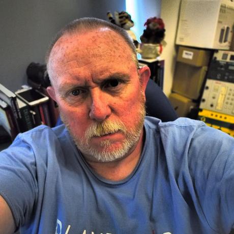 Chiens Criant Après les Trains