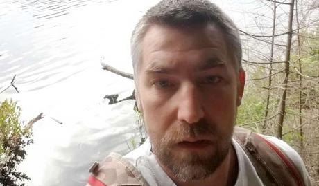 Chiens Criant Après les Trains