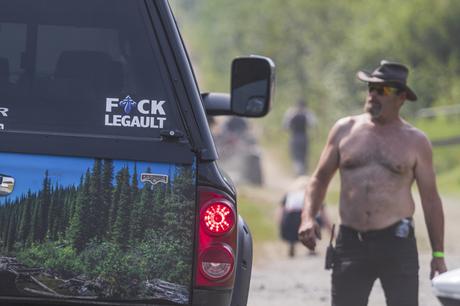 Chiens Criant Après les Trains
