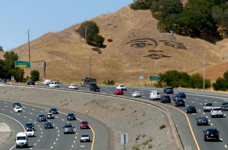 Le visage apparaît sur la colline le long de la route 101