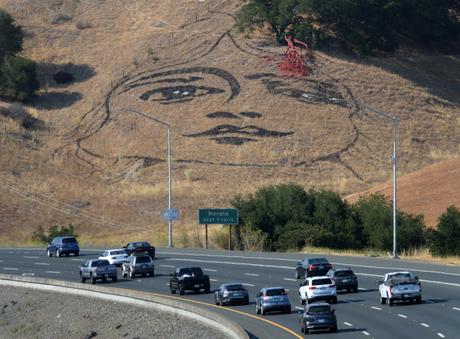Le visage apparaît sur la colline le long de la route 101