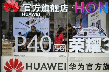 Huawei abandonne la 5G pour les nouveaux téléphones P50 alors que les sanctions américaines s’appliquent Une boutique Huawei en Chine