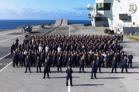 Personnel de la Royal Navy sur le pont d'un porte-avions