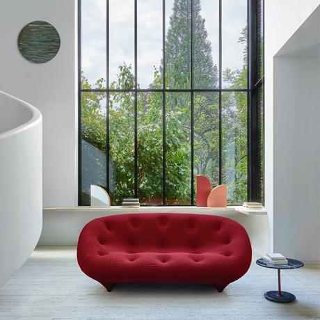 loft minimaliste rouge salon spacieux lumineux baie vitrée noire