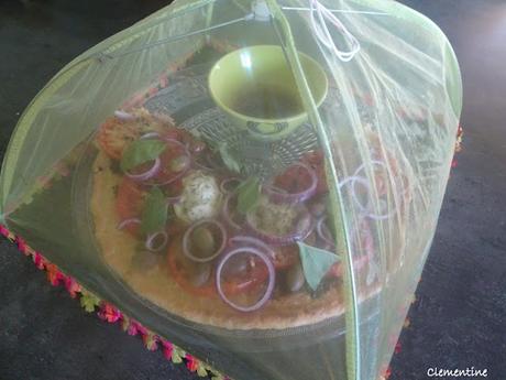 Salade, tapenade et chèvre chaud sur feuilletée croustillant