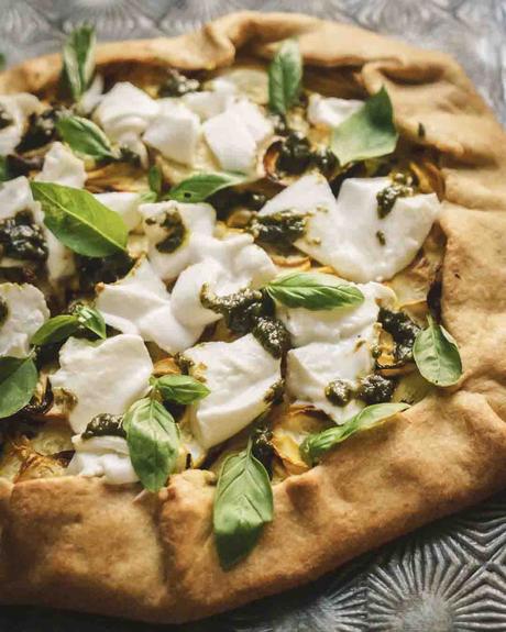 tarte salée aux courgettes et à la mozzarella mozzarella , cuisine des vacances, tarte salée , légumes , courgettes