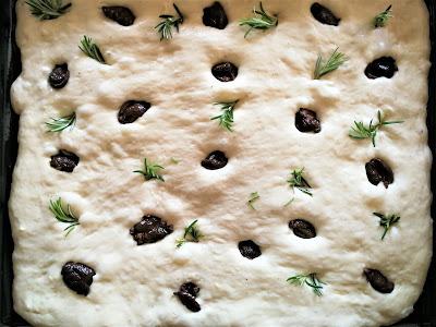 Focaccia aux olives noires & au romarin