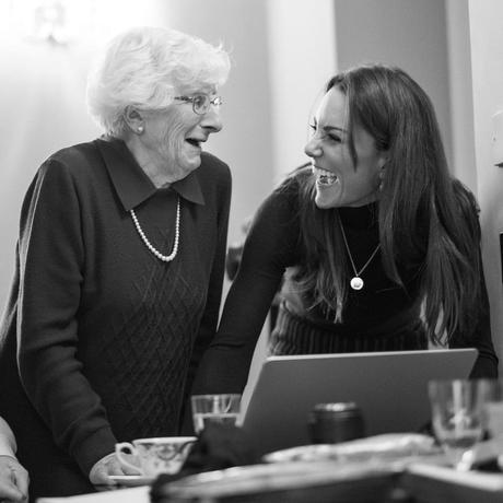 Kate Middleton avec la survivante de l'Holocauste Yvonne Bernstein lors d'une séance de portraits au palais de Kensington.  Photo reproduite avec l'aimable autorisation du palais de Kensington. 