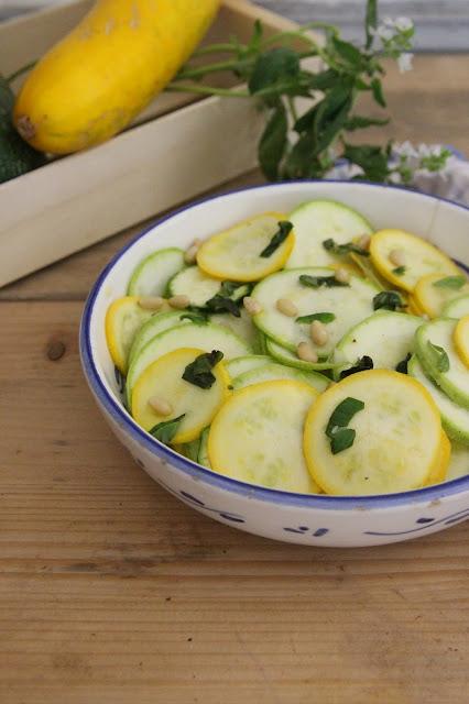 Cuilllère et saladier : Salade de courgettes crues, citron et basilic Cuilllère et saladier : Salade de courgettes crues, citron et basilic