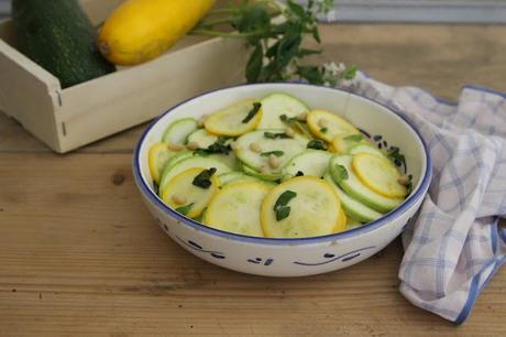 Cuilllère et saladier : Salade de courgettes crues, citron et basilic