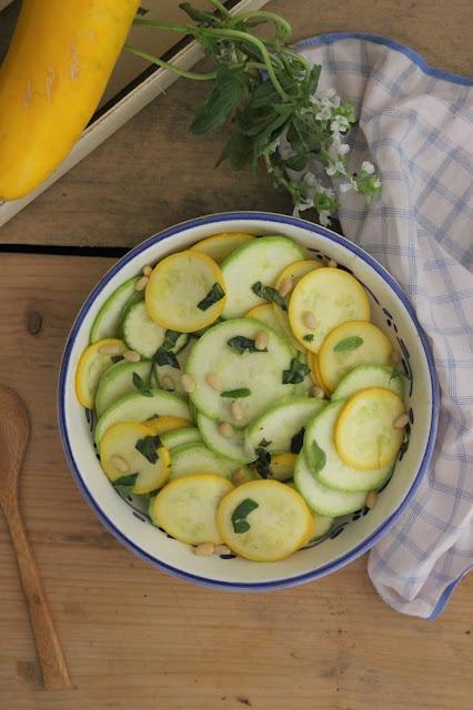 Cuilllère et saladier : Salade de courgettes crues, citron et basilic