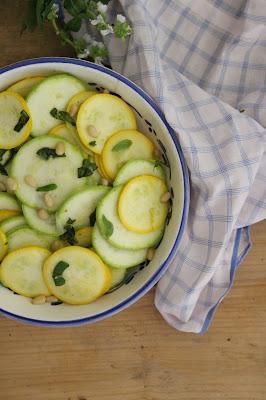 Cuilllère et saladier : Salade de courgettes crues, citron et basilic