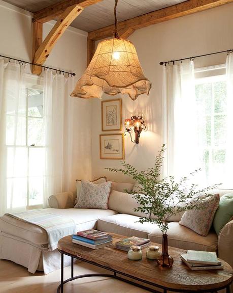 salon cottage anglais canapé d'angle blanc cassé table basse bois et métallique