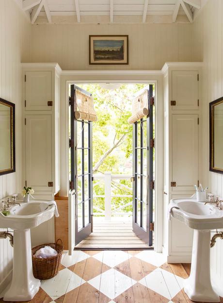 salle d'eau porte fenêtre bois bleu parquet bois lamé déco losange maison campagne