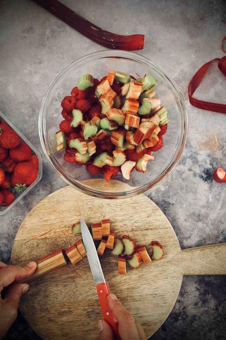 Tourte aux fraises, framboises et rhubarbe