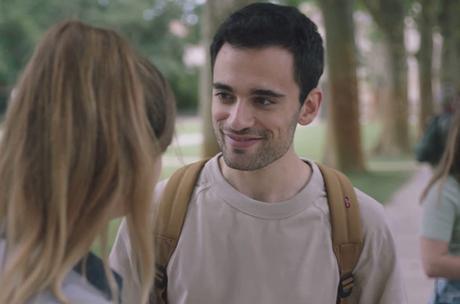 ICI TOUT COMMENCE : le t-shirt beige de Tom dans l’épisode 211