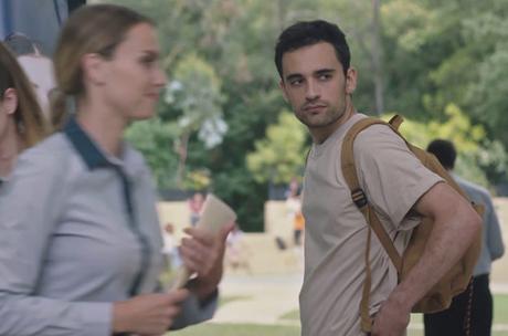 ICI TOUT COMMENCE : le t-shirt beige de Tom dans l’épisode 211