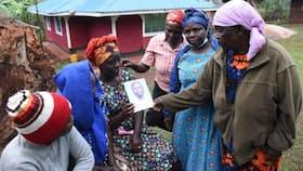 Ali Kiba pleure après avoir vu le portrait de son défunt père : “Merci” Kenya News Ali Kiba pleure après avoir vu le portrait de son défunt père : “Merci” Kenya News