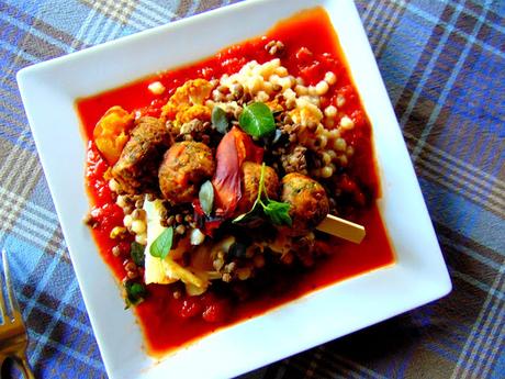 Brochettes de boulettes et pêches sur couscous israélien Brochettes de boulettes et pêches sur couscous israélien