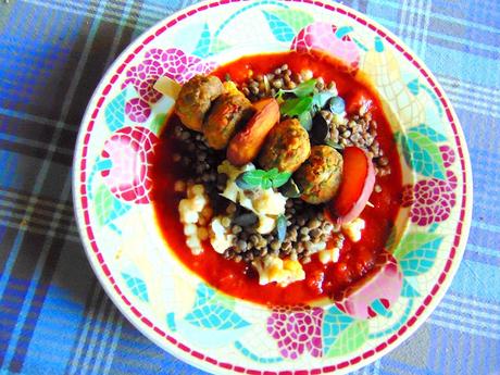 Brochettes de boulettes et pêches sur couscous israélien Brochettes de boulettes et pêches sur couscous israélien