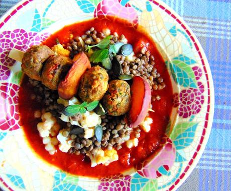 Brochettes de boulettes et pêches sur couscous israélien Brochettes de boulettes et pêches sur couscous israélien