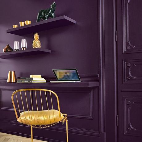 bureau violet chaise métal jaune moulure mur idée déco