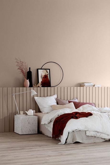 chambre épurée mur beige taupe plaid rouge sombre déco minimaliste
