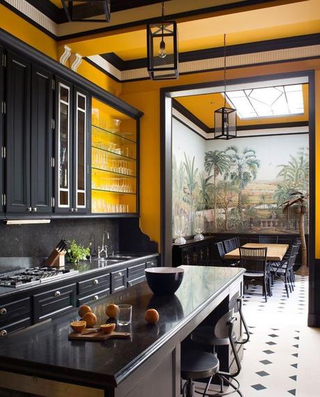 cuisine atypique mur jaune mobilier noir sol damier