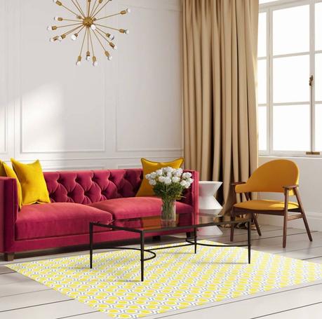 salon feutré lumineux canapé velours rouge chaise tapis jaune table basse métallique noire