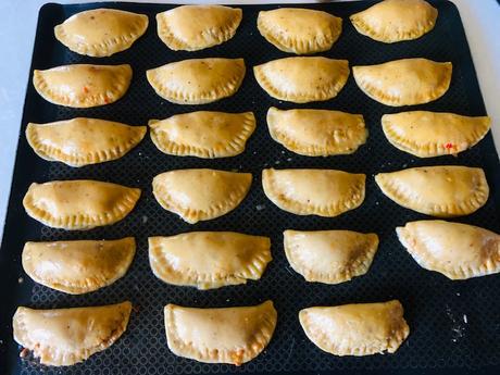 Empanada ou empanadillas de atun, chaussons au thon Empanada ou empanadillas de atun, chaussons au thon