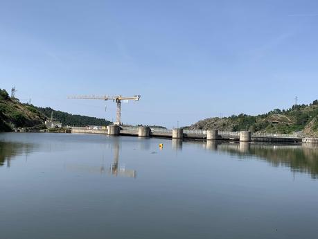 Barrage sur la Loire et réflexion sur le suicide et le boulot
