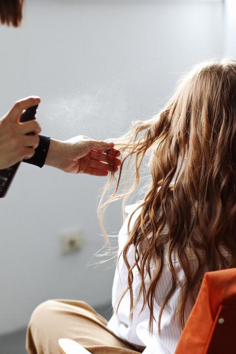 À la découverte des bienfaits de l’aloe vera soin cheveux ondulés châtains application spray aloe vera