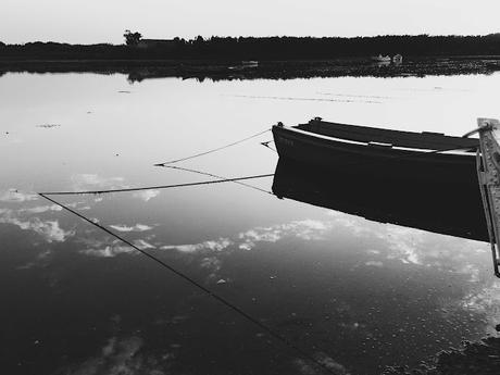 une bouteille remplie d'eau de mer