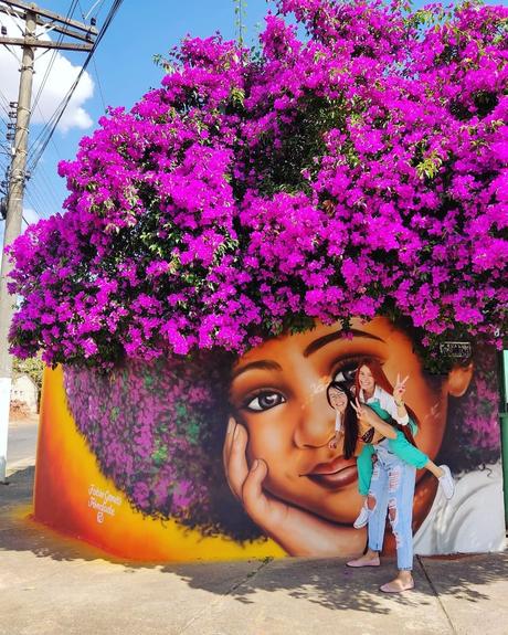 Ce street artiste joue avec la végétation