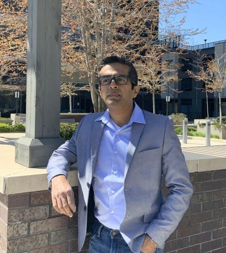 Enseigner aux collégiens comment créer le prochain Minecraft | BU aujourd’hui Une photo de portrait d'Abbas Attarwala