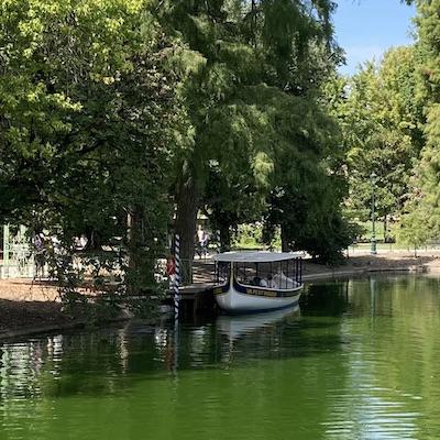 Il était un petit navire sur une petite rivière dans un petit jardin Il était un petit navire sur une petite rivière dans un petit jardin