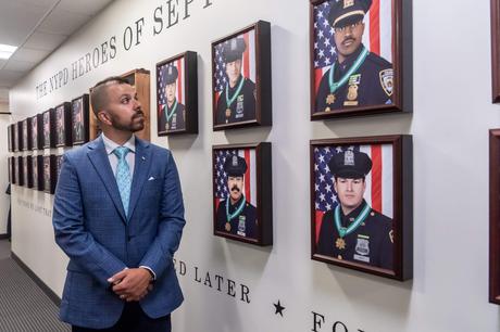 ’23 Remembered’: un mur commémoratif de portraits rend hommage aux officiers du NYPD tués dans les attentats du 11 septembre