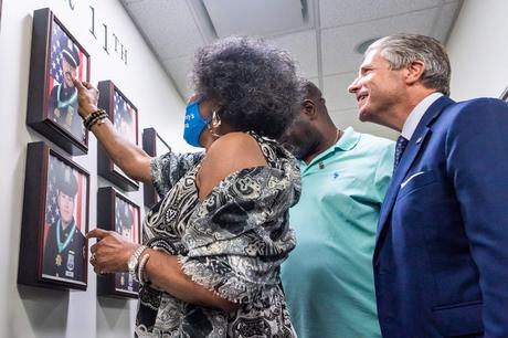 ’23 Remembered’: un mur commémoratif de portraits rend hommage aux officiers du NYPD tués dans les attentats du 11 septembre