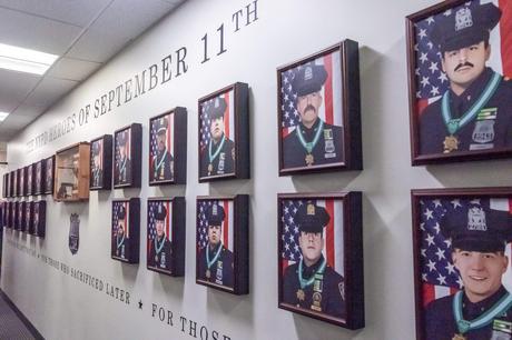 ’23 Remembered’: un mur commémoratif de portraits rend hommage aux officiers du NYPD tués dans les attentats du 11 septembre
