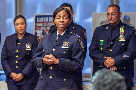 ’23 Remembered’: un mur commémoratif de portraits rend hommage aux officiers du NYPD tués dans les attentats du 11 septembre