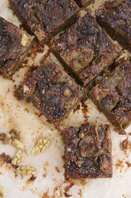 Cuillère et saladier : Carrés biscuités figues et noix (vegan)