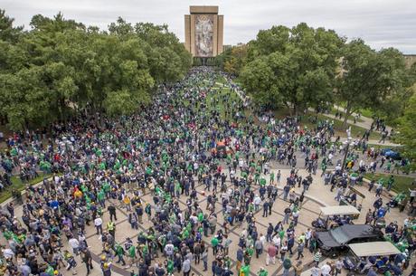 Conseils sur les billets mobiles pour assister aux matchs de football au stade Notre-Dame Les fans remplissent le couloir entre le stade Notre Dame et la bibliothèque Hesburgh avant le match de football universitaire Notre Dame-Stanford NCAA le samedi 29 septembre 2018 au stade Notre Dame à South Bend.
